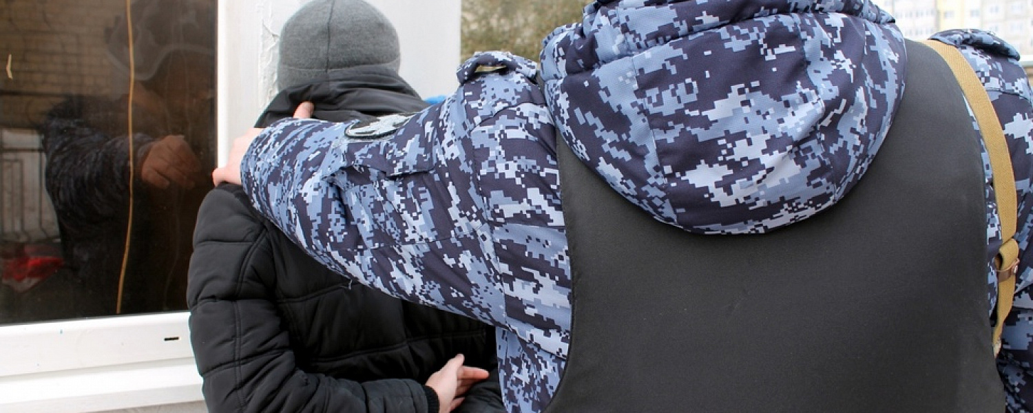 Оренбургские бойцы Росгвардии задержали подозреваемого в хищении денежных средств